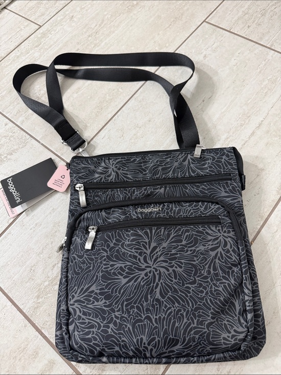Baggallini Handbags - Baggallini Gray Floral Lightweight Crossbody..NWT ..out & about bag